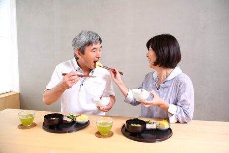 Old couple eating breakfast
