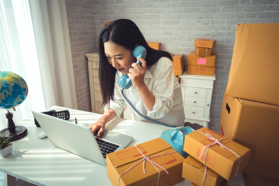 Telephone woman online shopping service