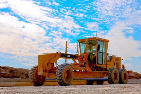 Wheel tractor scraper