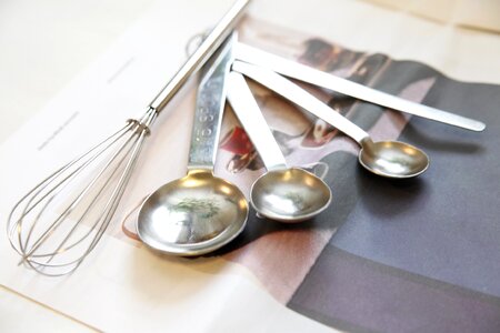 Whisk measuring spoon
