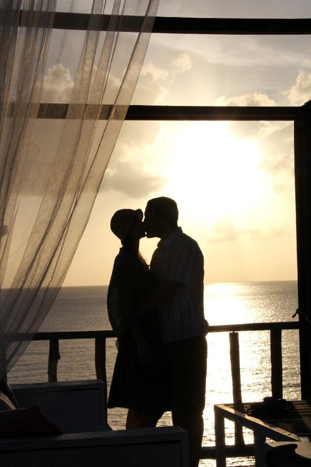Couple kiss sea