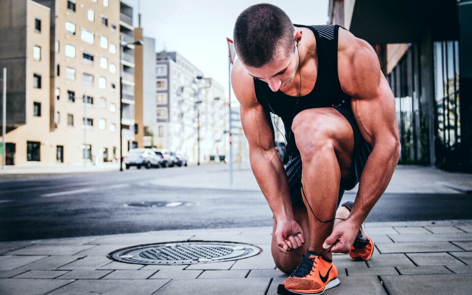 Man shoelace jogging