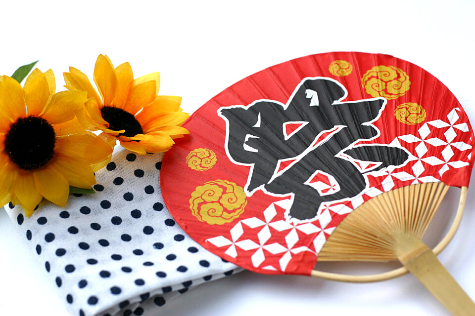 Paper fan hand towel