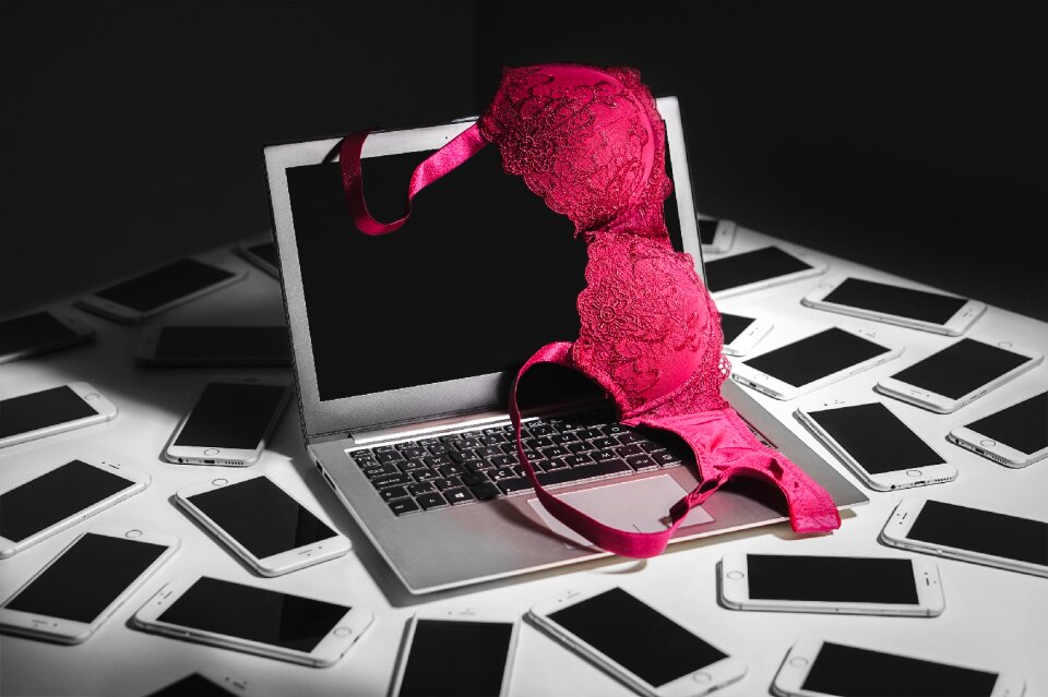 Smartphone laptop computer bra