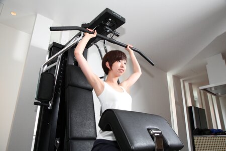 Pulldown exercise woman