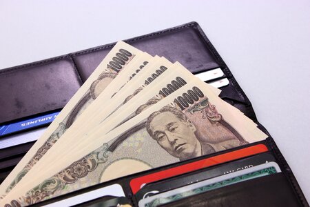 10000 yen notes wallet photo