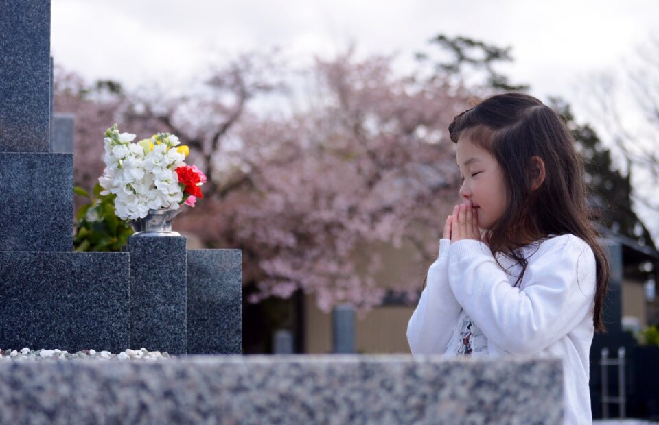 Child girl grave praying