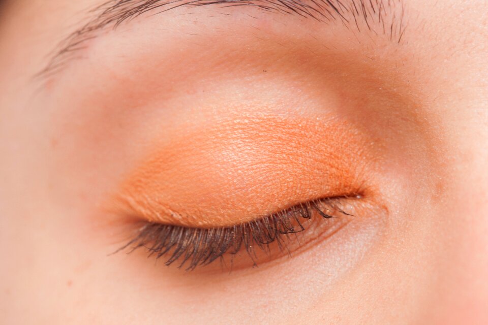 Eyelid eye shadow