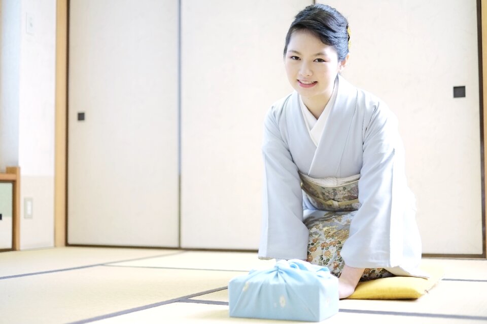 Kimono japanese woman greeting