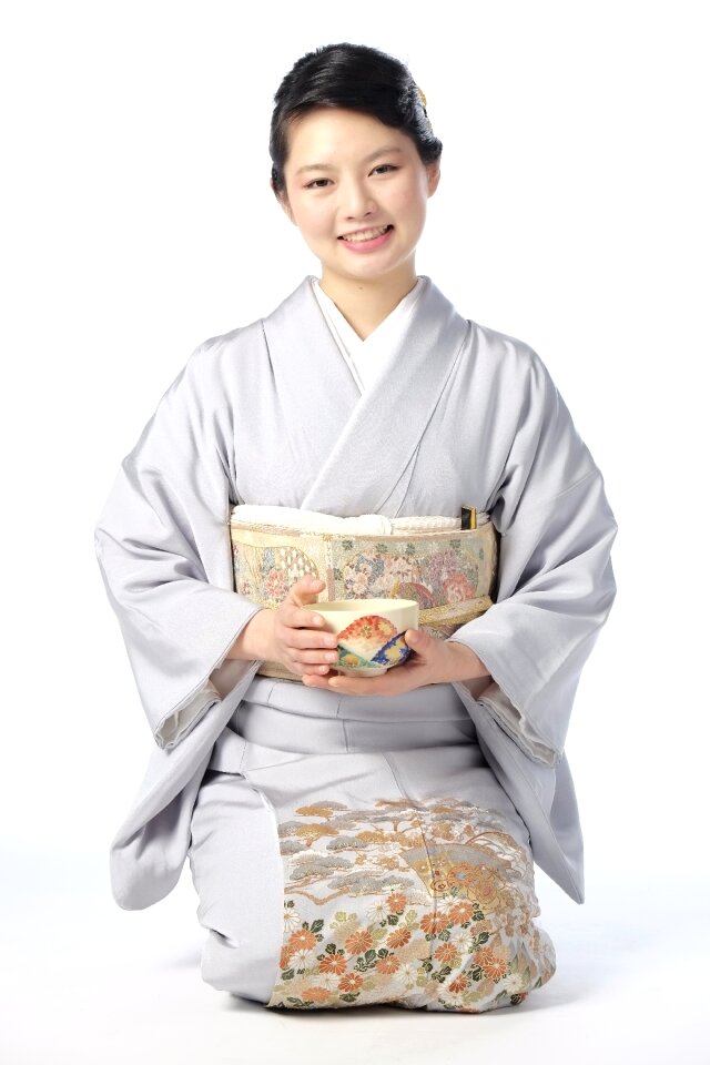 Kimono woman tea