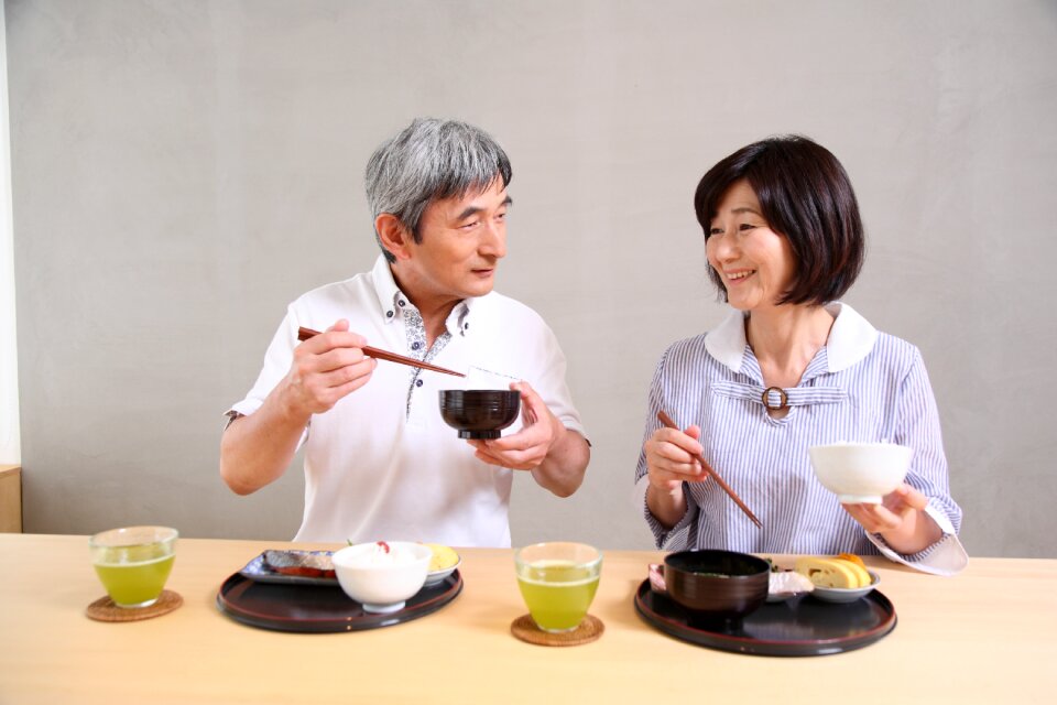 Old couple eating breakfast