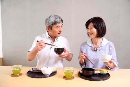 Old couple eating breakfast