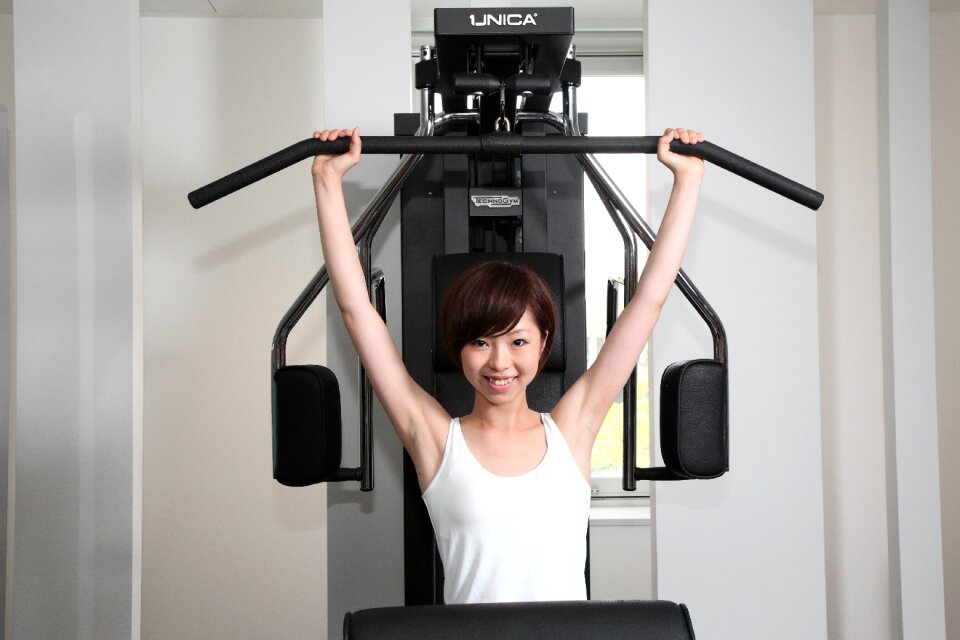 Pulldown exercise woman
