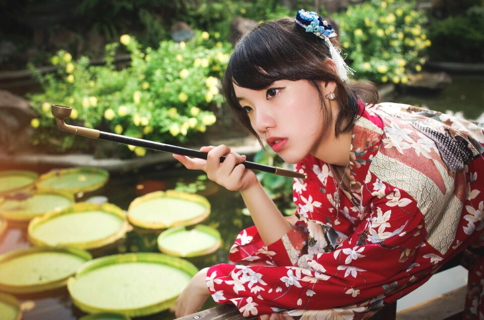 Woman kimono kiseru