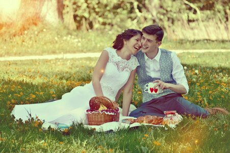 Bride groom picnic