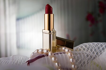 Lipstick pearl necklace