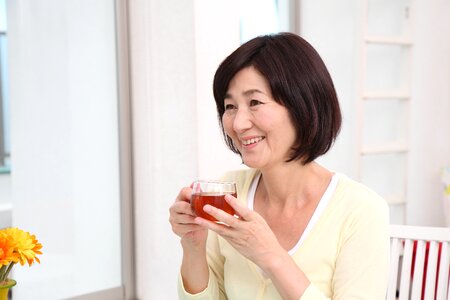 Old woman black tea