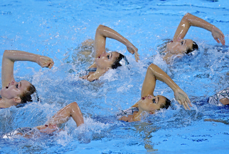 Artistic swimming synchronized