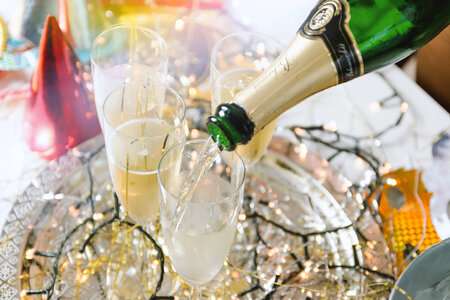Champagne glass pour