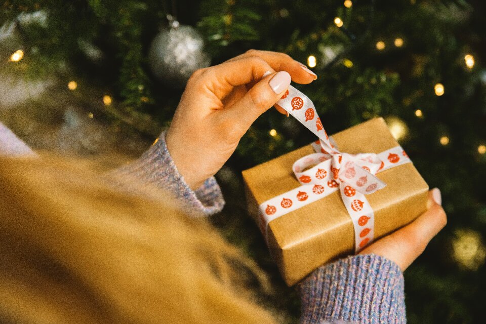 Christmas gift untie ribbon