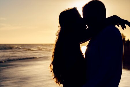 Couple kiss silhouette