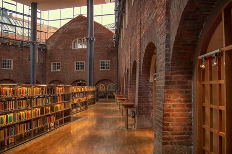 Library bookshelf kth photo