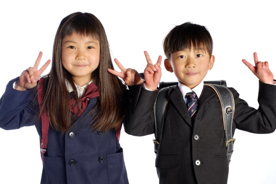 Schoolgirl schoolboy v sign