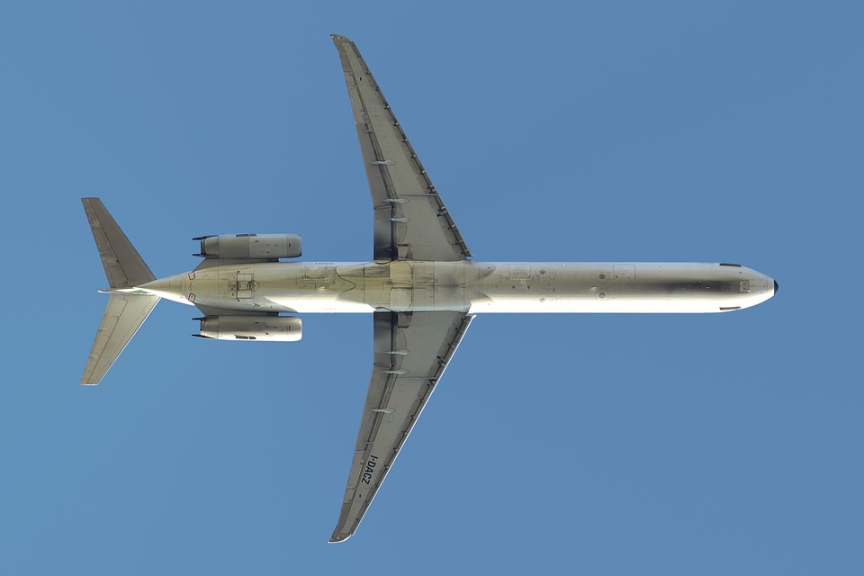 Mcdonnell douglas md 82 flying