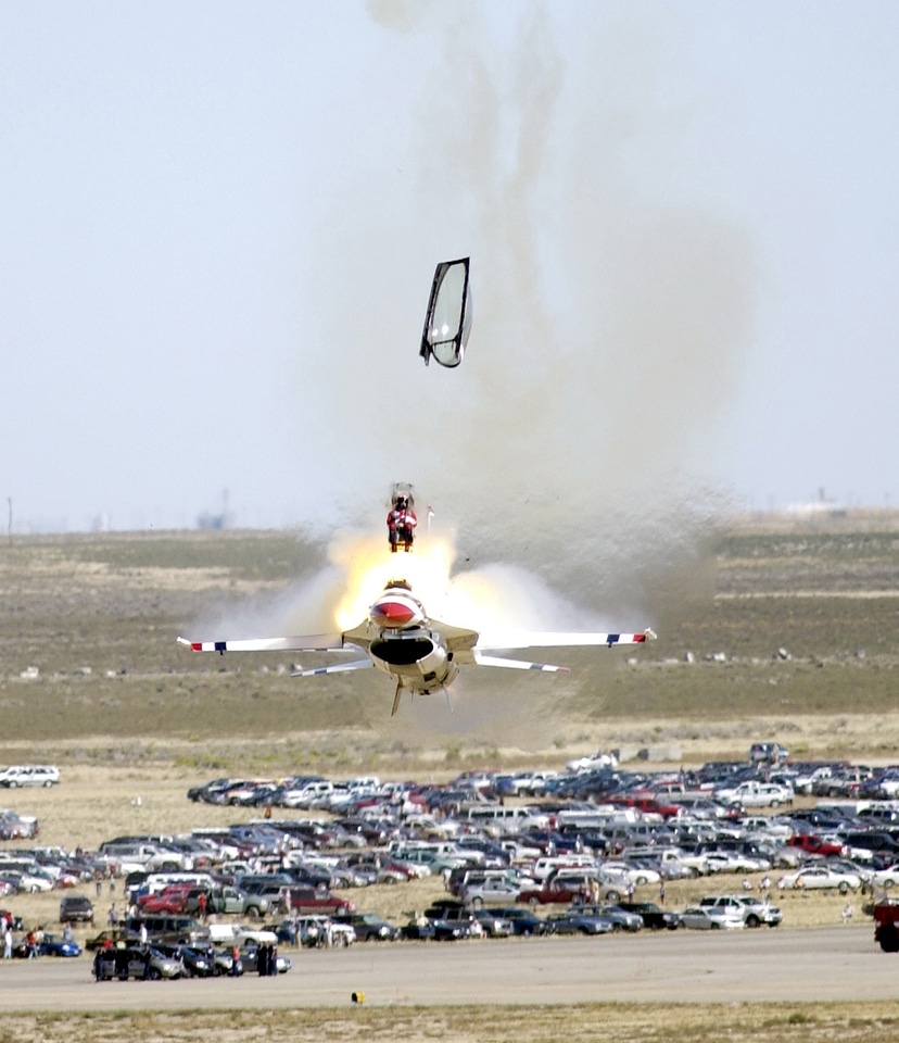 Accident f 16 ejection seat