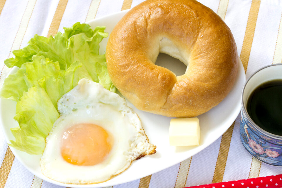 Bagel fried egg breakfast