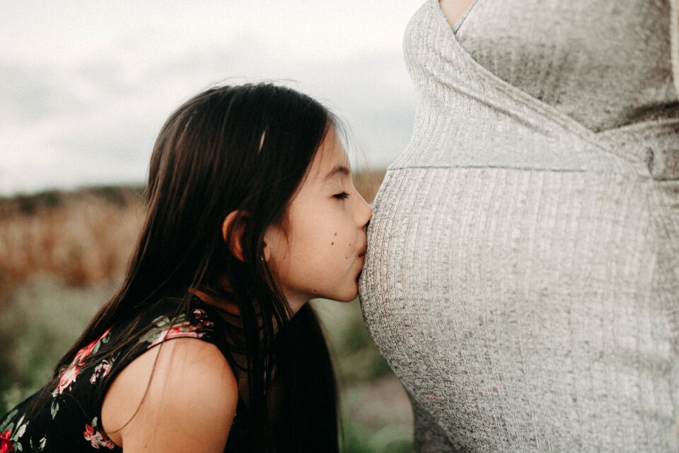 Daughter pregnancy gravidity kiss