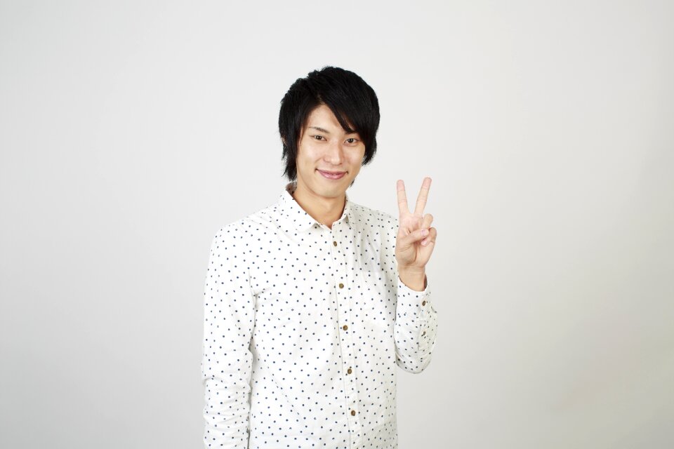 Man portrait v sign