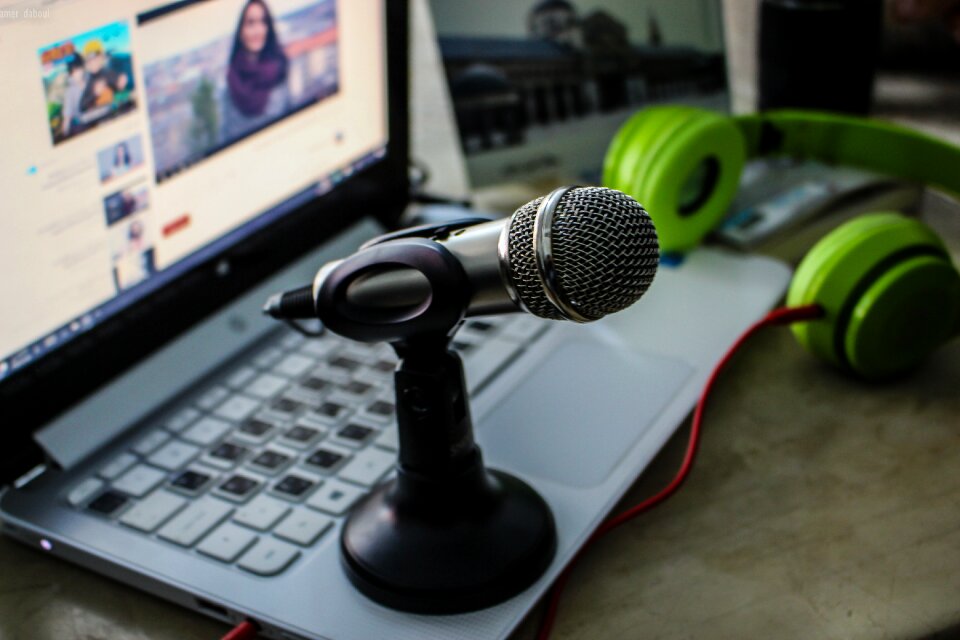 Microphone laptop computer