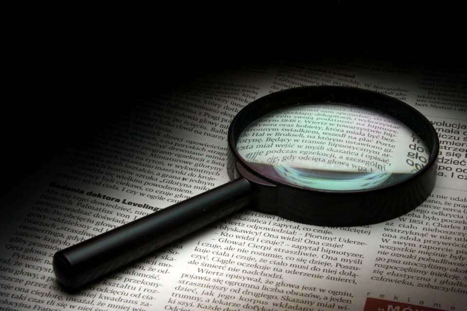 Newspaper magnifier