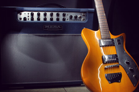 Electric guitar amplifier