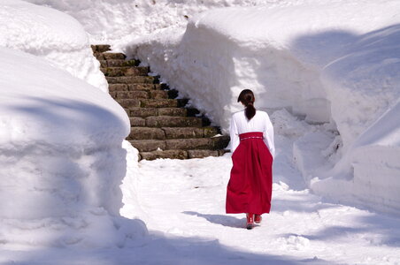 Miko shrine maiden snow photo
