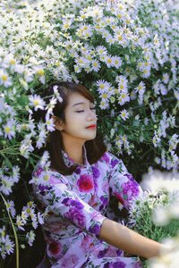 Woman girl marguerite flower
