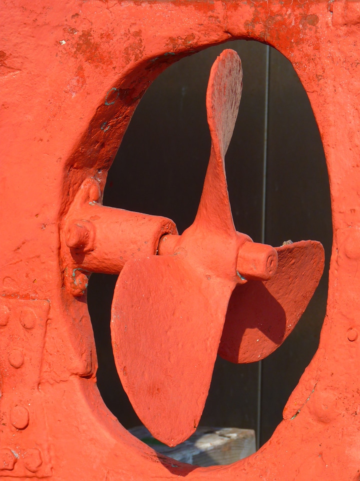 Screw propeller red