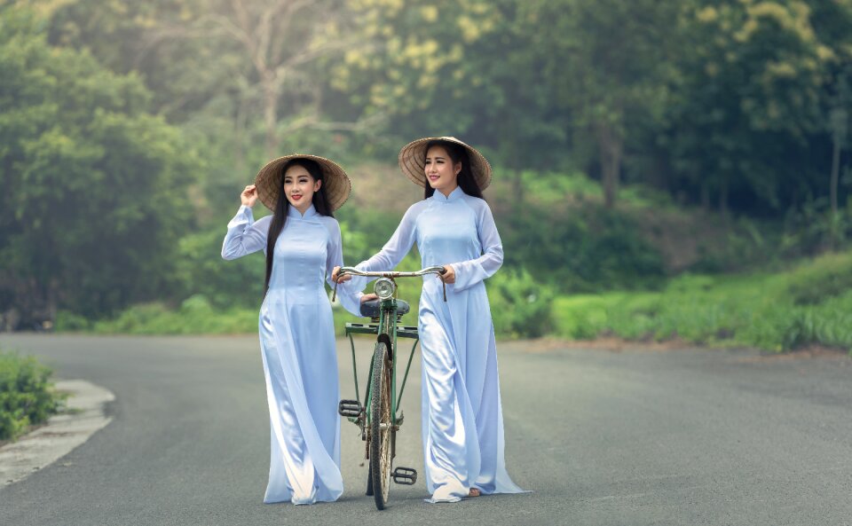 Women bicycle ao dai