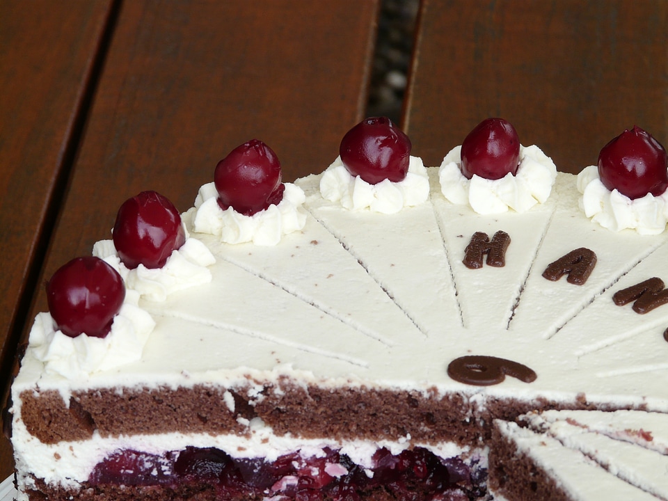 Cake gate cutting of
