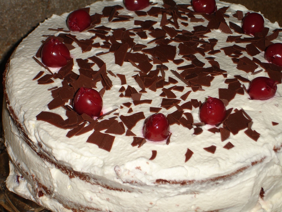 Food cream cherries