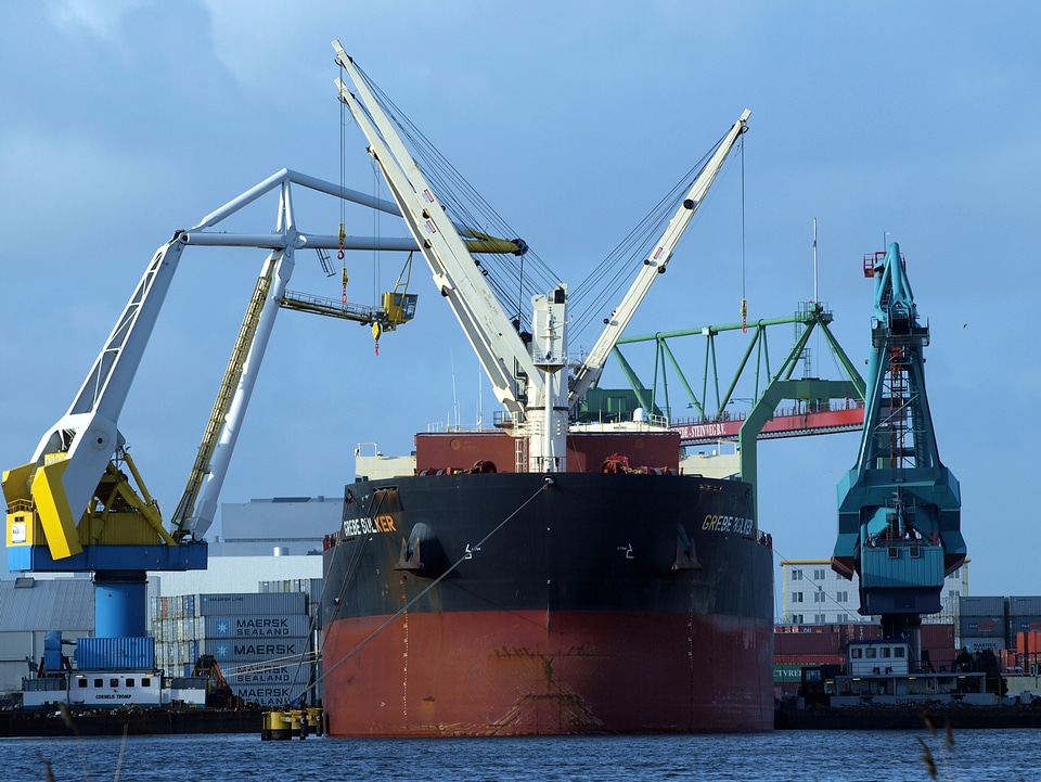 Boat crane frachtschiff freighter