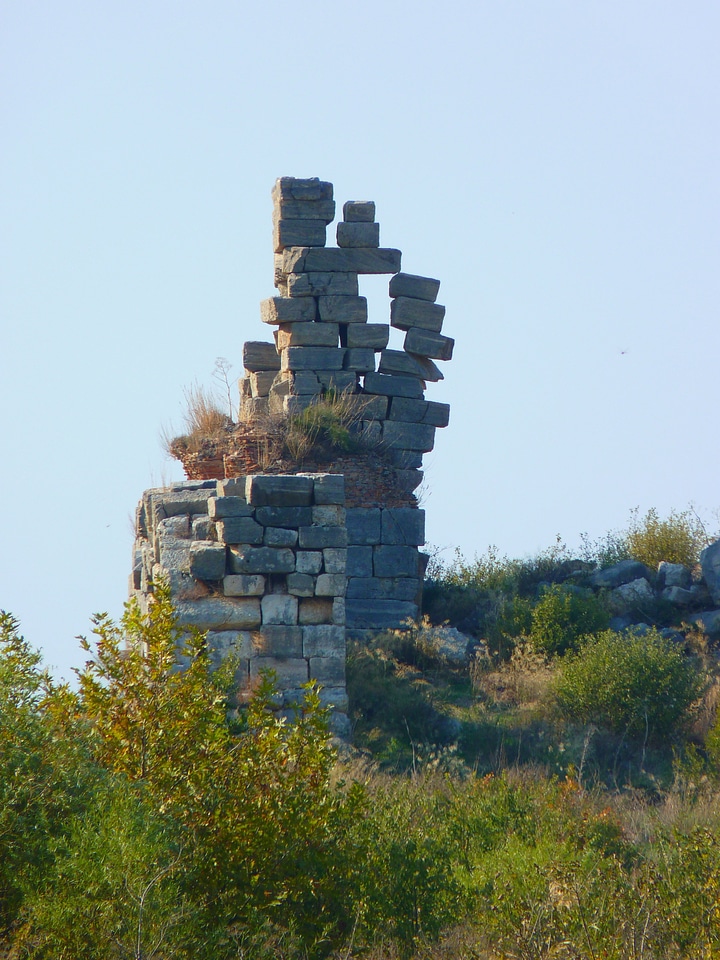 Columnar stones shaky