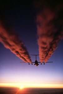Lockheed c 141 starlifter contrail drive
