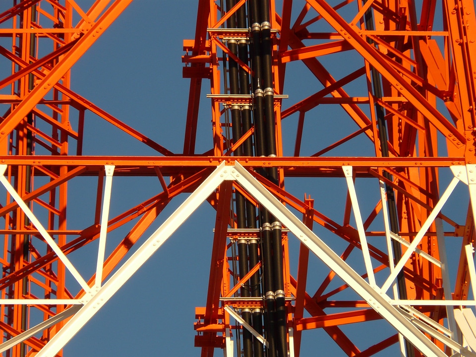 Transmission tower metal strut