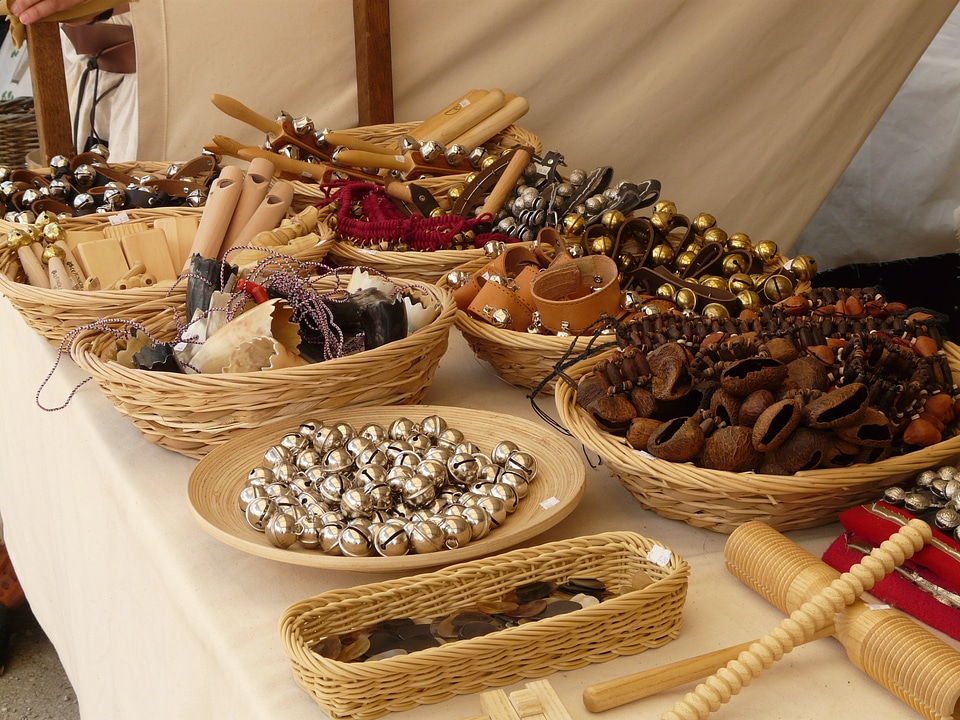 Medieval market basket stand