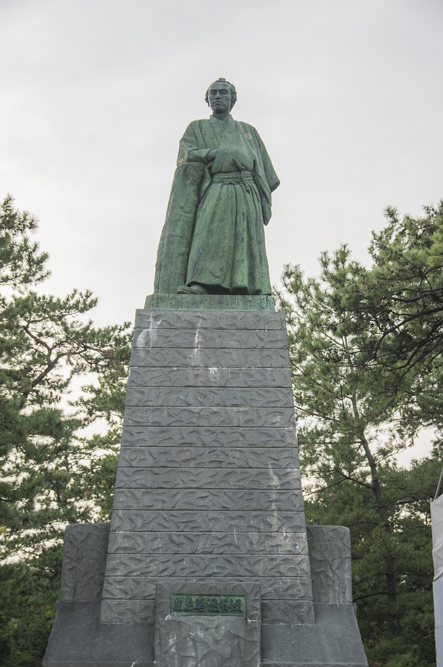 9 Statue of Sakamoto Ryoma