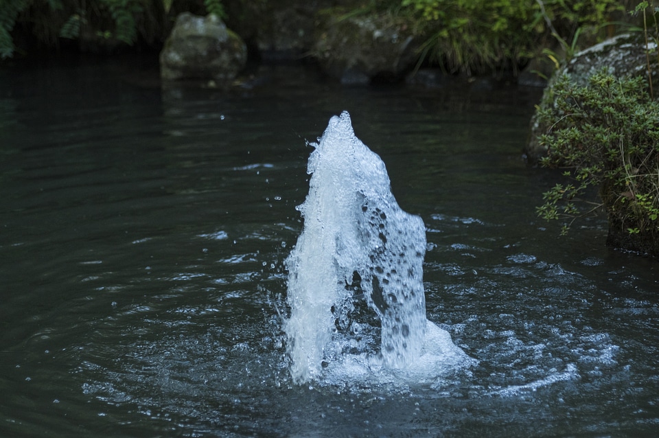 1 A jet of watera fountain