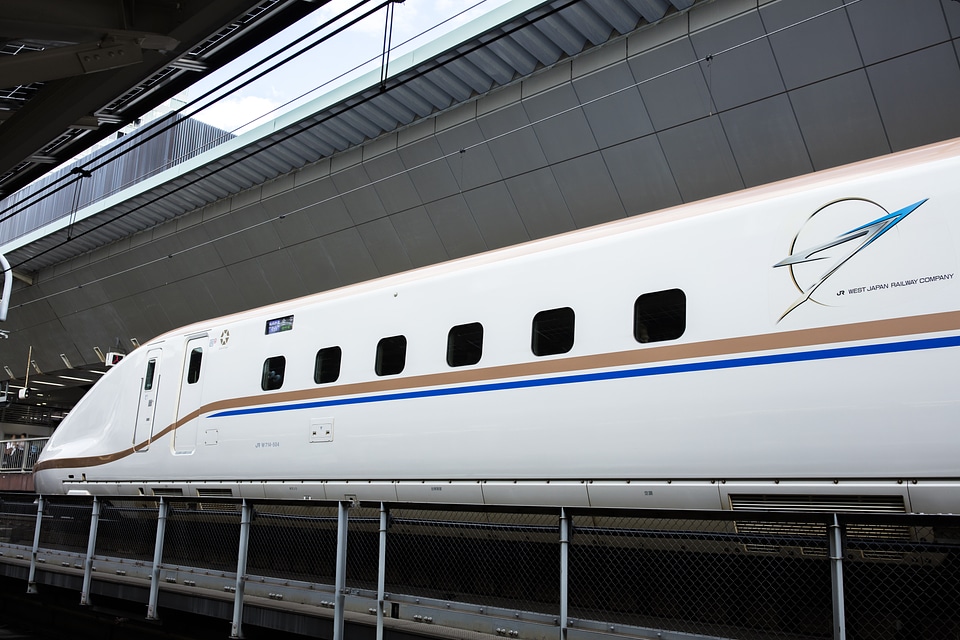5 Hokuriku bullet train
