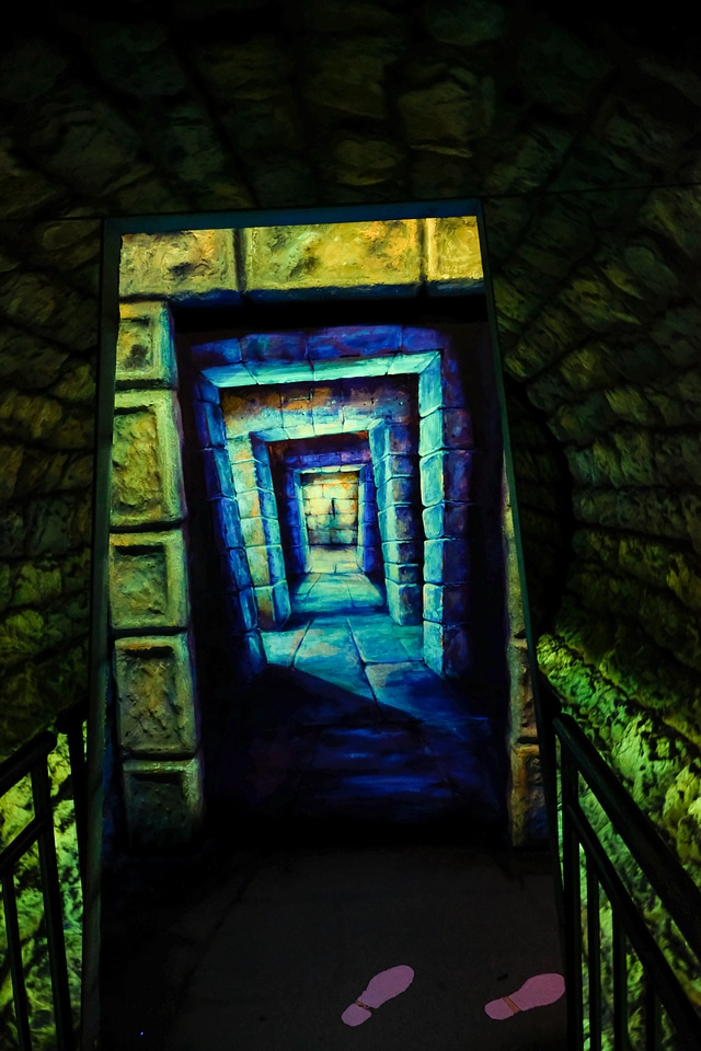 Scary Infinite Tunnel Painting Ilusion